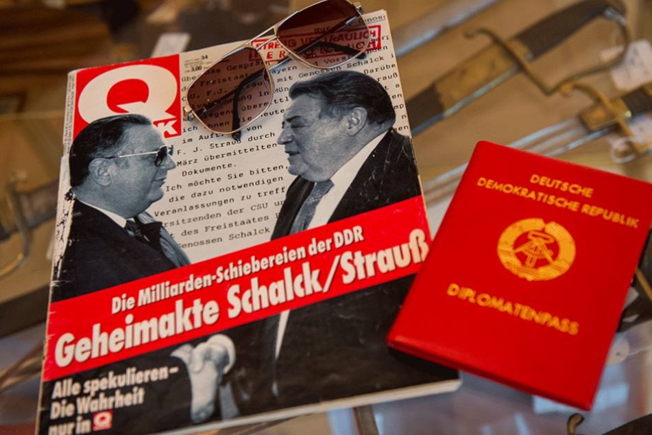 Die Sonnenbrille von Schalck-Golodkowski liegt auf einer Ausgabe der Zeitschrift "Quick" auf deren Titelbild Schalck-Golodkowski mit der Sonnenbrille und der ehemalige bayrische Ministerpräsident Strauß abgebildet sind.