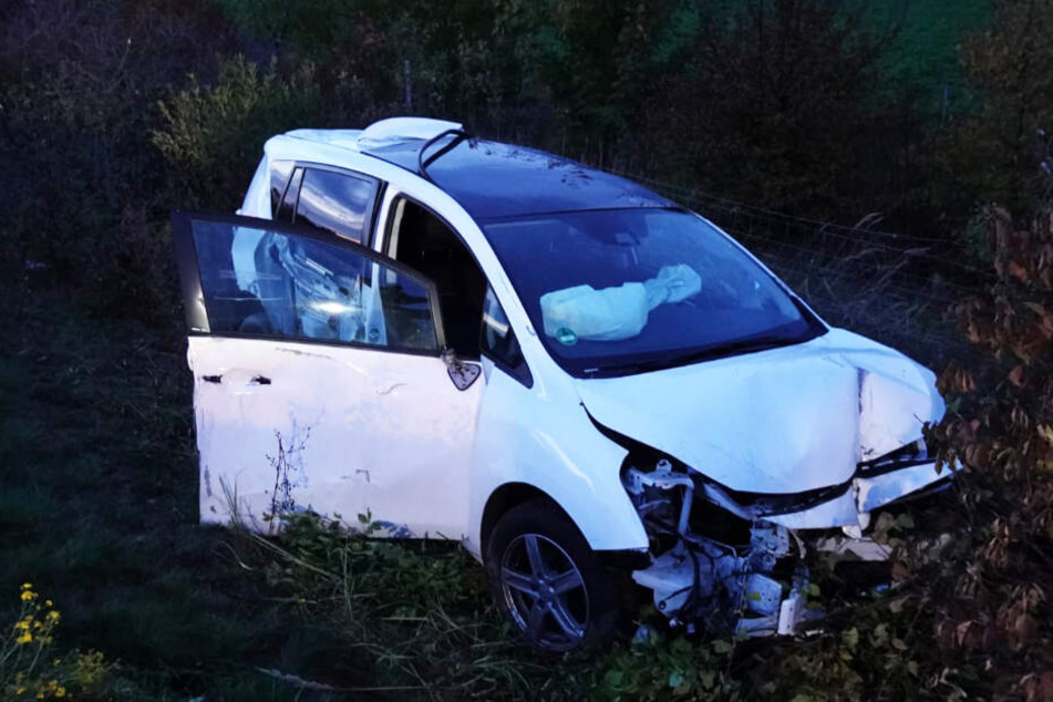 Der Wagen überschlug sich. Wie es dazu kam, ist noch ungeklärt.