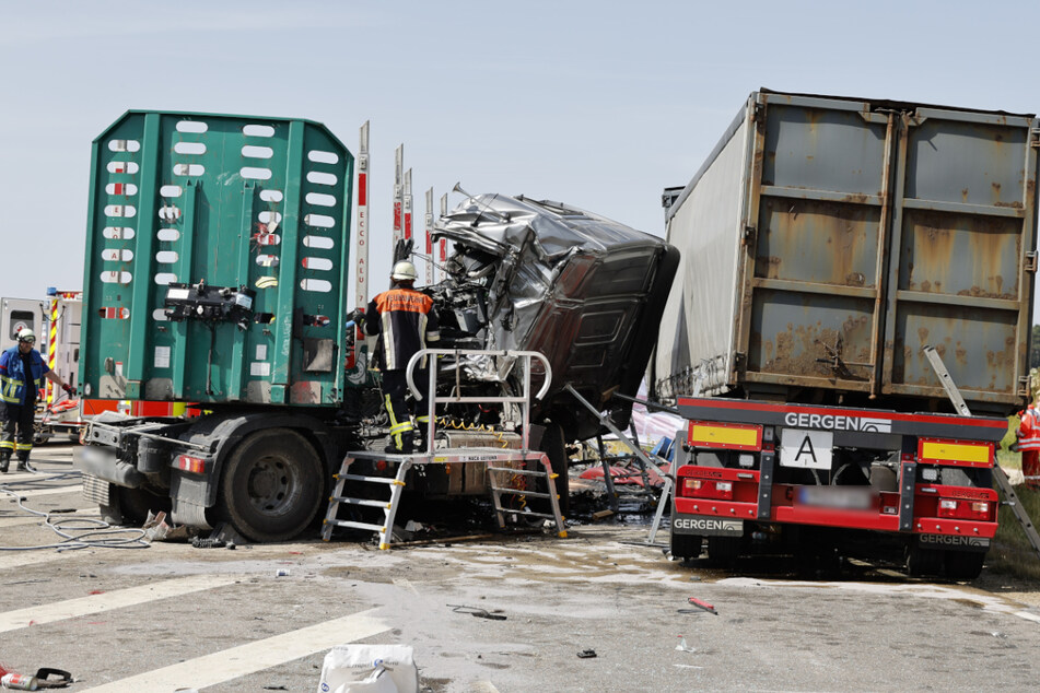 Die beiden Lastwagen wurden durch den Zusammenstoß völlig demoliert.