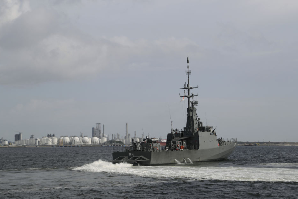 Die RSS Brave der singapurischen Marine bricht in der Nähe des Marinestützpunktes in Tuas (Singapur) zu einer Such- und Rettungsmission auf.