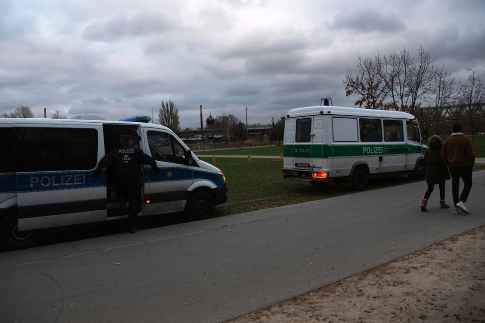 Die Polizei zeigt Präsenz in einem Berliner Park, um die geltenden Ausgangsbeschränkungen zu kontrollieren. Am Montag sind die Pläne der Bundesregierung für nächtliche Ausgangssperren auf breite Ablehnung im Berliner Abgeordnetenhaus gestoßen.