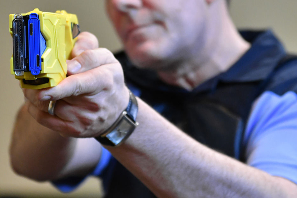 Das Spezialeinsatzkommando (SEK) verwendet Taser dagegen schon länger. Die Polizei testet ihren Einsatz ausgiebig.