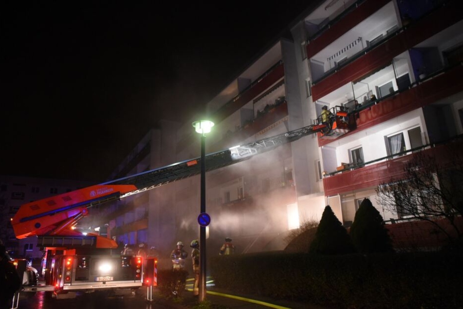 Die Feuerwehr evakuierte die Bewohner.
