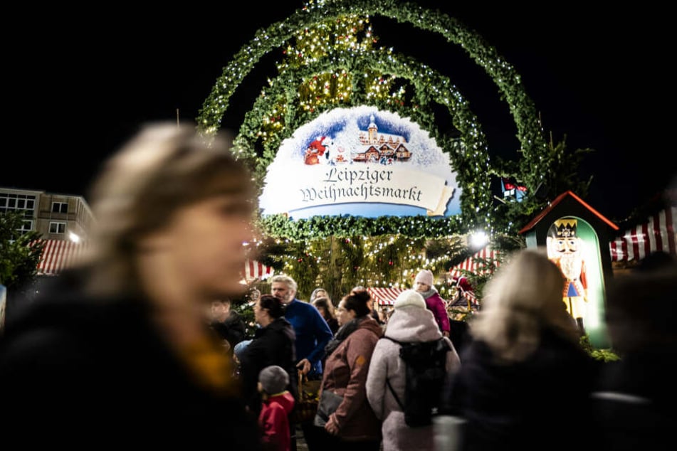 Auf dem Leipziger Weihnachtsmarkt gibt es lange Schlangen an den Glühwein-Buden.