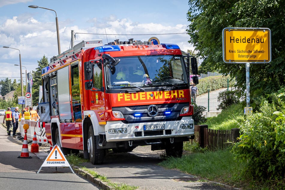 Ein Wasserrohrbruch sorgte am Sonntagmittag auf der S172 an der Grenze zwischen Dresden und Heidenau für große Behinderungen.
