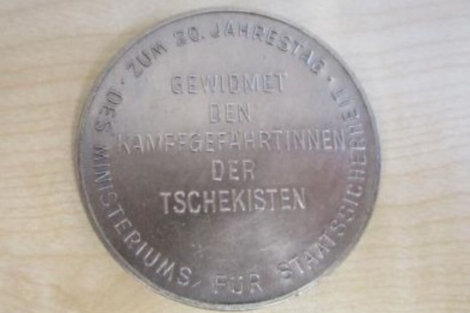 Das ist die Vorderseite der Stasi-Gedenkmünze.