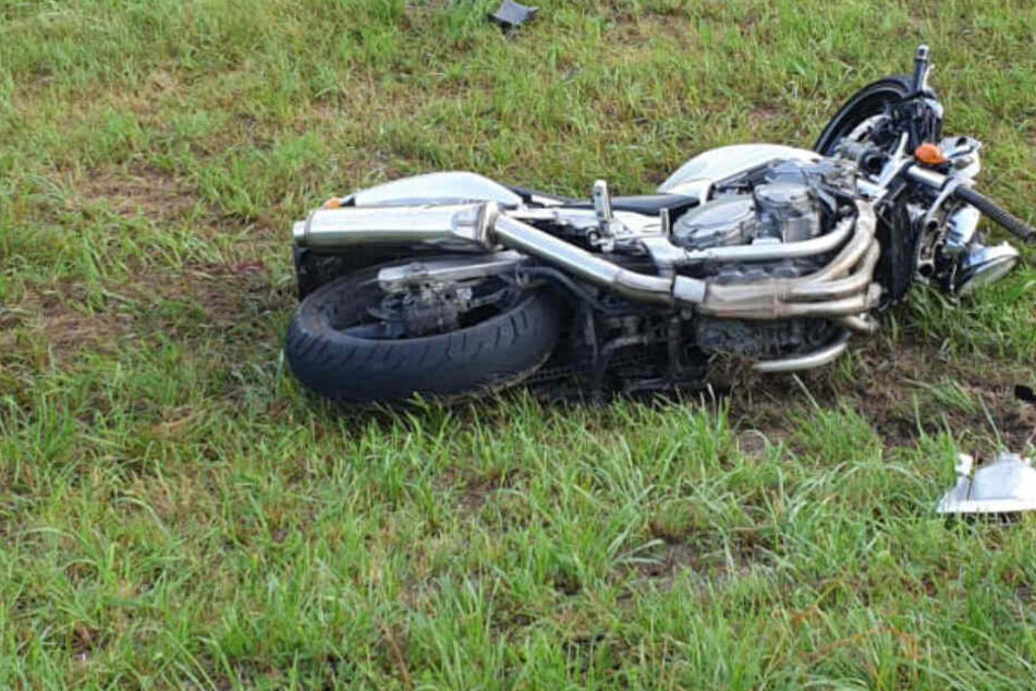 Mit dem Motorrad flog der 36-jähriger Motorradfahrer ins Grüne.