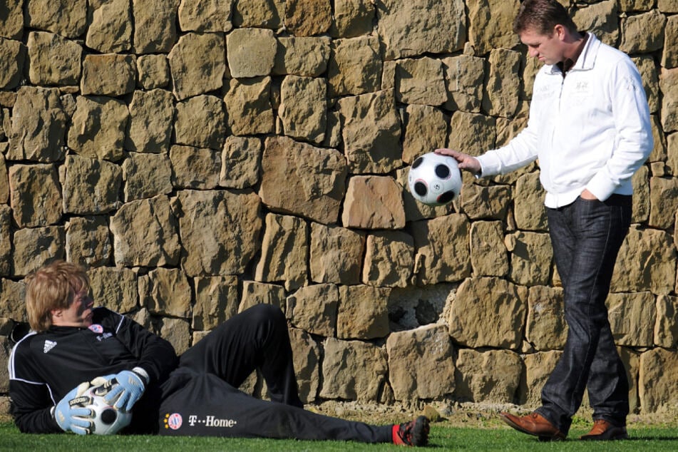 Ex-Bayern-Spieler Thomas Strunz (54, r) und der damalige Münchner Torwart Oliver Kahn (53) unterhalten sich im Trainingslager 2008.