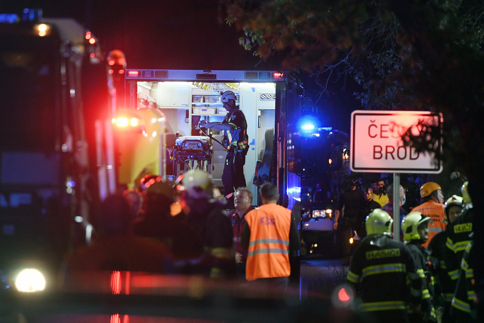 Rettungskräfte sind nach einem Zugunglück im Einsatz.
