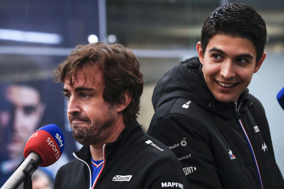 Fernando Alonso (40, l.) und Esteban Ocon (25) fahren auch weiter für Team Alpine.
