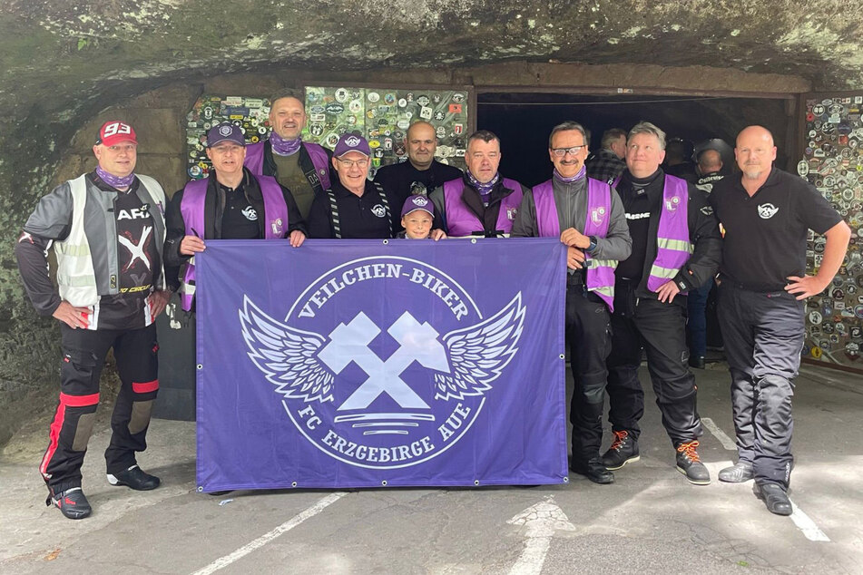 Mit einer Eskorte der Veilchenbiker geht's am Sonnabend für die Nordiren zum Europapokal-Nachholer ins Erzgebirgsstadion.