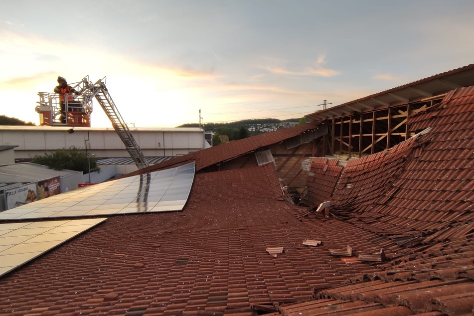 Das Dach des Supermarktes stürzte am Samstag teilweise ein, verletzte einige Kunden.