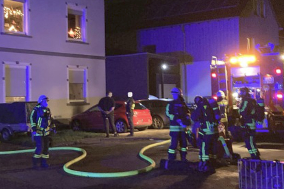 Köln: Fluchtweg abgeschnitten: Feuerwehr rettet Frau aus Wohnhaus