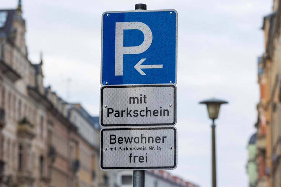 Wer hier parken will, benötigt einen Bewohnerparkausweis oder muss einen Parkschein bezahlen.