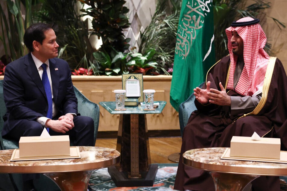 US Secretary of State Marco Rubio (l.) speaks with Saudi Arabia's Crown Prince Mohammed bin Salman in Riyadh on Monday.