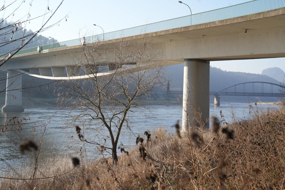 Die Elbbrücke könnte im Zuge der Test einstürzen. Das Risiko ist laut dem Ministerium allerdings gering.