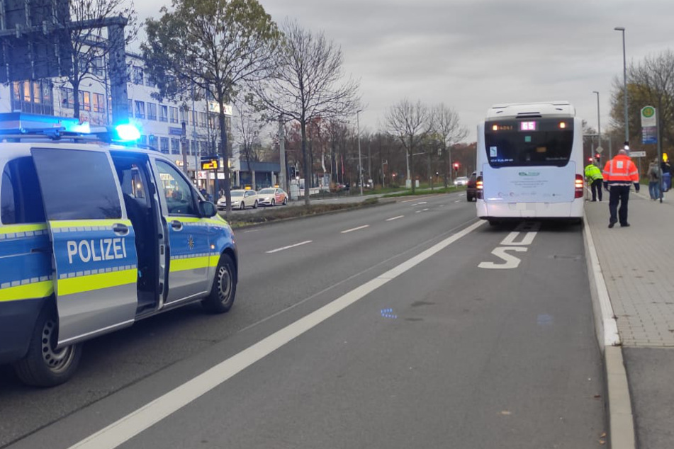 Der Junge soll versucht haben, vor dem Bus der Linie 65 die Straße zu überqueren. Dabei wurde er von dem Auto erfasst.