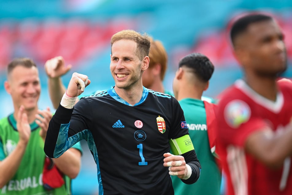 Nationaltorhüter Péter Gulácsi (31, M.) trifft am Mittwoch zusammen mit Willi Orban (28) auf seinen RB-Leipzig-Kumpel Marcel Halstenberg (29).