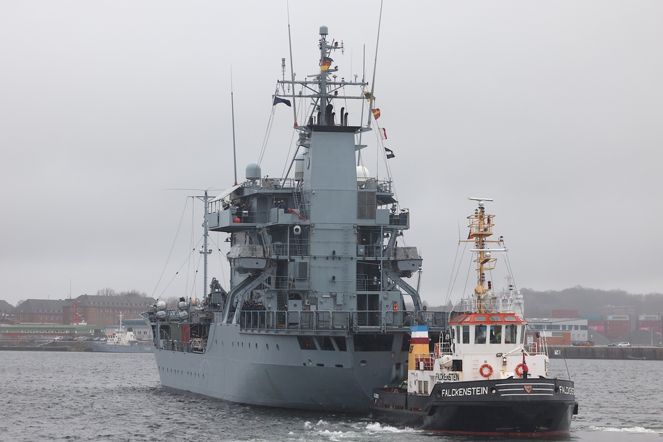 Das Versorgungsschiff läuft im Kieler Hafen ein.