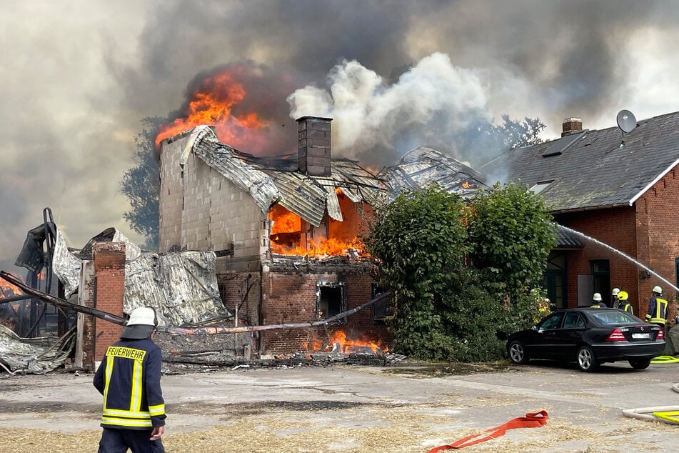 Flammen loderten aus dem Gebäude in Pemeln.