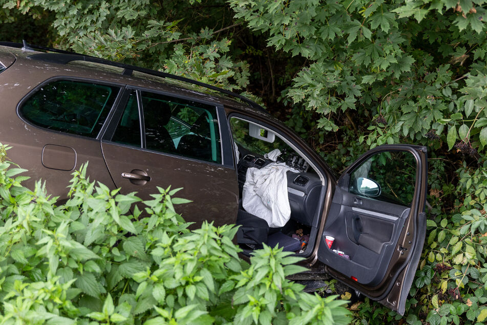 Durch den Aufprall wurde der VW Golf in den Seitengraben geschleudert.