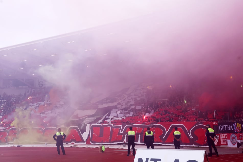 Erfurt-Fans sorgten zu Beginn der zweiten Halbzeit für eine Spielunterbrechung.