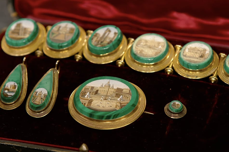Das Set wurde in den 1860er Jahren angefertigt und zeigt zahlreiche Sehenswürdigkeiten aus Rom.