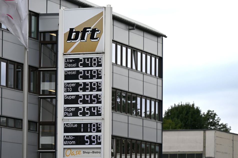 Mit dieser Aussicht tankt wohl niemand gerne.