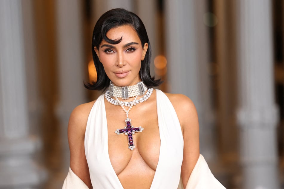 Kim Kardashian got branded as "tasteless" for wearing Princess Diana's amethyst pendant this weekend.