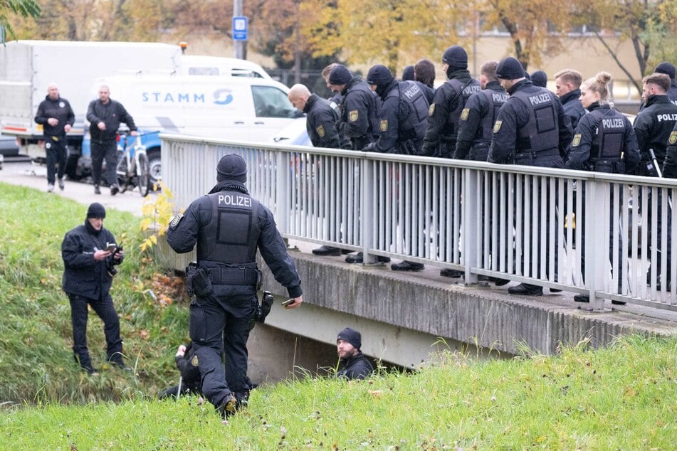 Polizisten durchsuchen am Geberbach ein Waldstück.