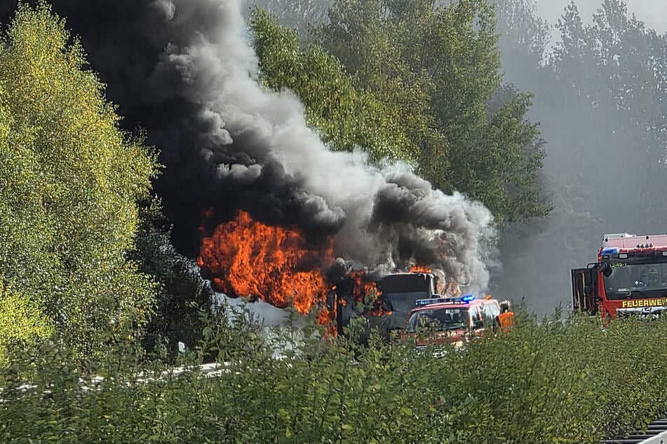 Partybus steht lichterloh in Flammen: A19 in Richtung Rostock dicht