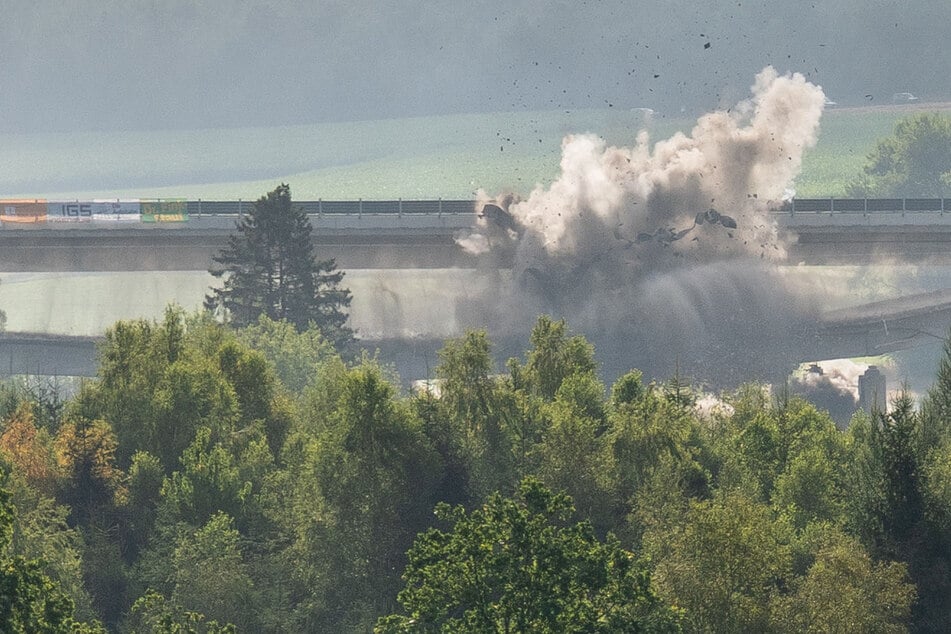 Das war nichts! Brücke standhafter als gedacht: Sprengmeister muss an A45 noch mal ran