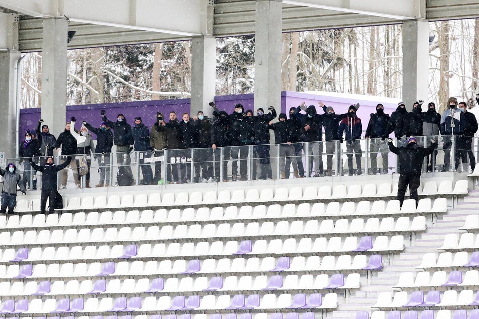 Trotz Zuschauerverbot: Etwa 30 Aue-Fans feuerten am Samstag die Veilchen an.