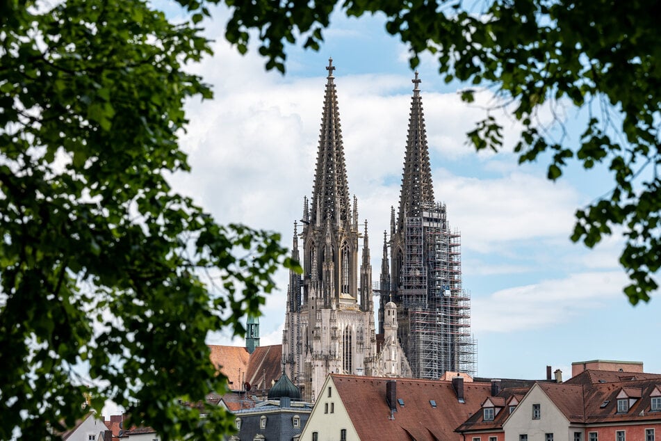 Der Regensburger Dom wurde Schauplatz einer politischen Protestaktion.