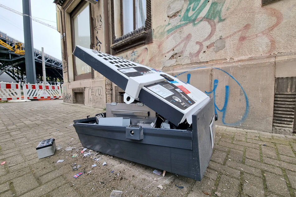 Unbekannte haben in Chemnitz einen Zigarettenautomaten von der Wand gesprengt.