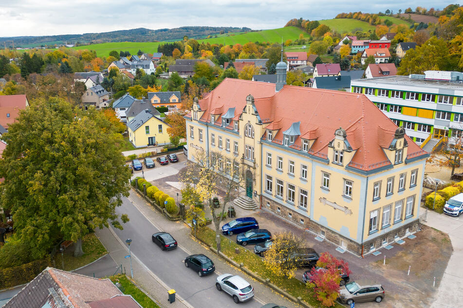 Die "Alte Schule" im Bannewitzer Ortsteil Possendorf stammt von 1905. Im Jahre 1992 gingen in der Schule die Lichter aus. Heute wird das Gebäude als Rathaus genutzt.