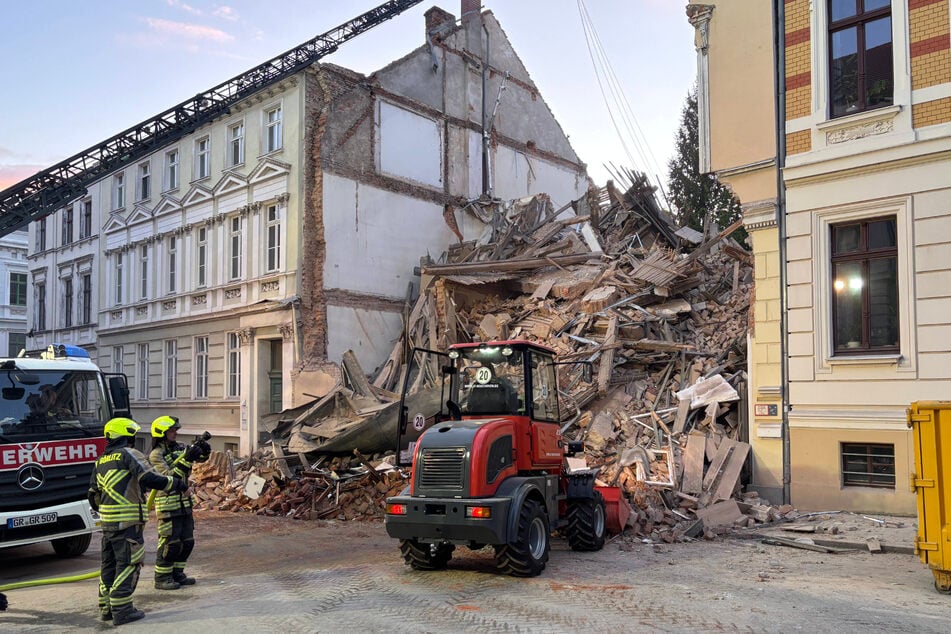Einsatzkräfte arbeiten sich durch die Trümmer, um die Vermissten möglichst schnell zu finden.