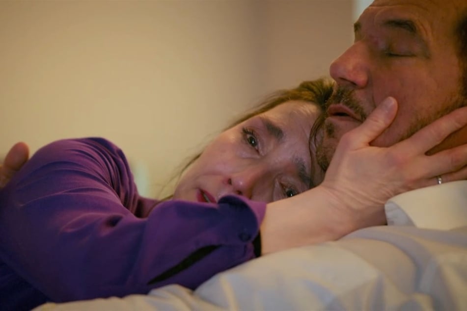 Simone liegt in Richards Arm, als er für immer einschläft.