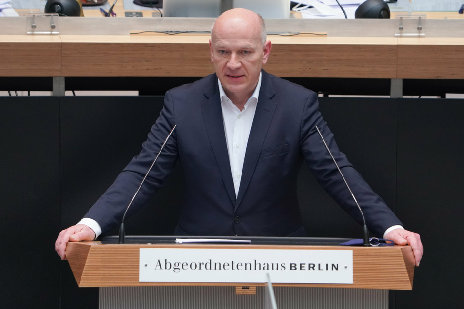 In den Augen von CDU-Chef Kai Wegner (49) hat Alt-Kanzler Schröder "seine Seele verkauft".