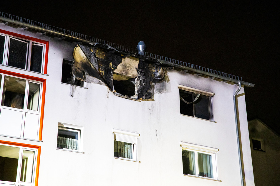 Im dritten Stockwerk eines Mehrparteienhauses in Mühlheim am Main kam es am Sonntagabend zu einem heftigen Brand.