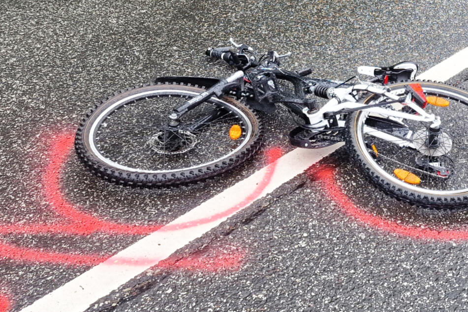 Der elfjährige Fahrradfahrer soll bei dem Unfall nahe Rödermark-Ober-Roden mehrere Meter durch die Luft geschleudert worden sein.