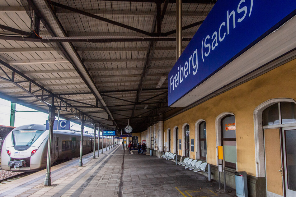 Am Sonntagnachmittag kam es am Freiberger Bahnhof beinahe zu einem tödlichen Zusammenstoß zwischen einem Zug und einem Mann (59) (Archivbild).