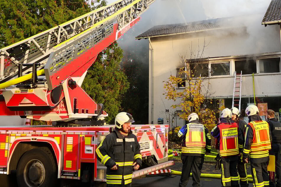 Zahlreiche Feuerwehrleute rückten aus, um den Wohnhausbrand zu bekämpfen: Bei den Löscharbeiten retteten die Einsatzkräfte auch einen Hund.
