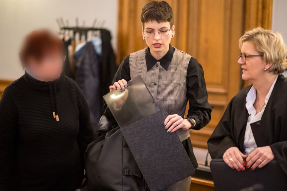 Für Susanns Mutter (l.), die als Nebenklägerin am Prozess teilnimmt, sind die Ausführungen des Angeklagten kaum erträglich. Ebenfalls im Bild: die Anwältinnen der Nebenklage - Alexandra Tust (r.) und Antonia Sturma.