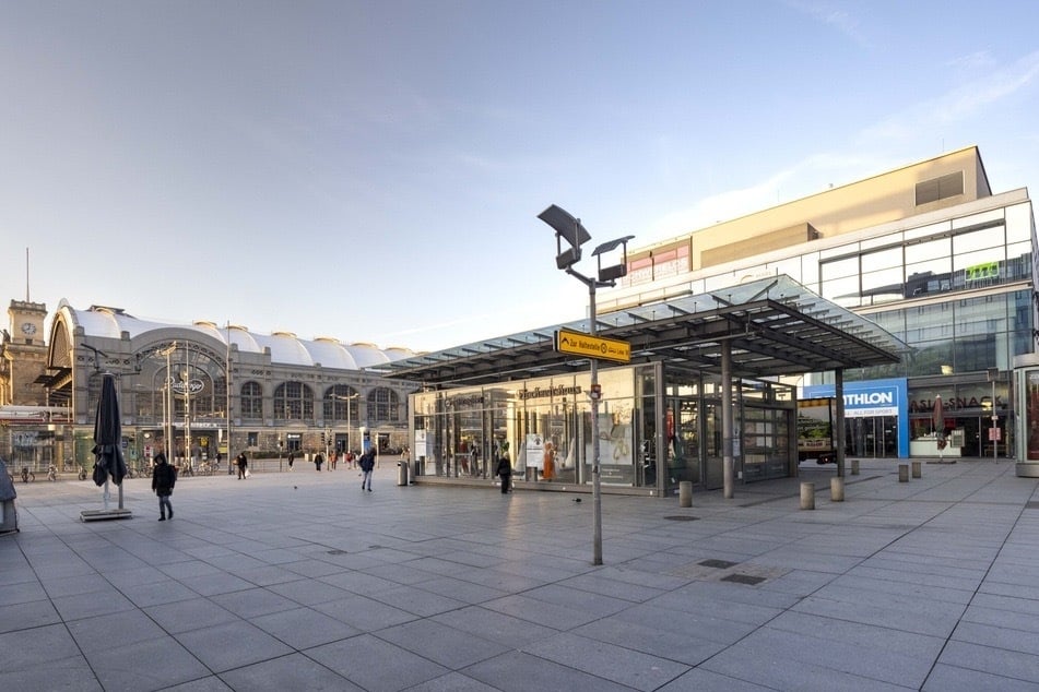 Am Wiener Platz haben eine 15-jährige Tschechin und ein 22-jähriger Syrer eine Schulklasse samt Lehrerin belästigt. (Archivbild)