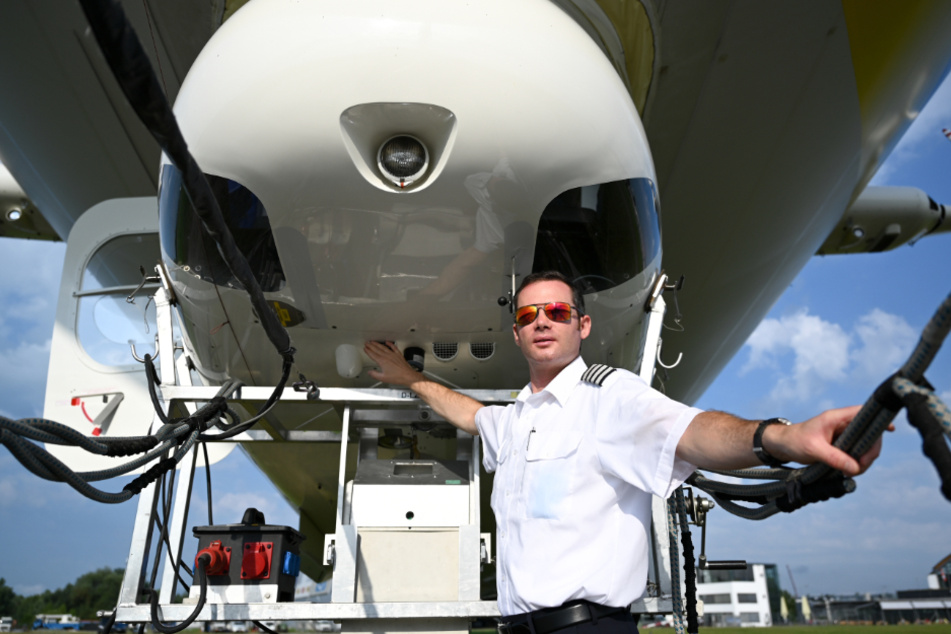 Zeppelin-Pilot Marko Hollerer steht am Zeppelin NT (Neue Technik), bevor es mit Touristen in die Luft geht.