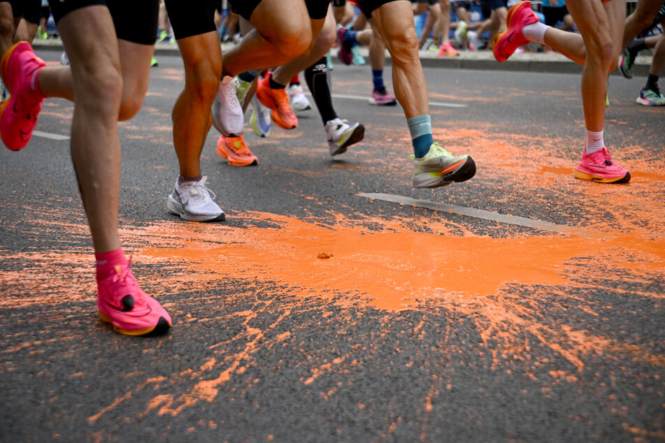 Für die Teilnehmer des Berlin Marathons führte am Sonntag kein Weg an der von der Letzten Generation verschütteten Farbe vorbei.