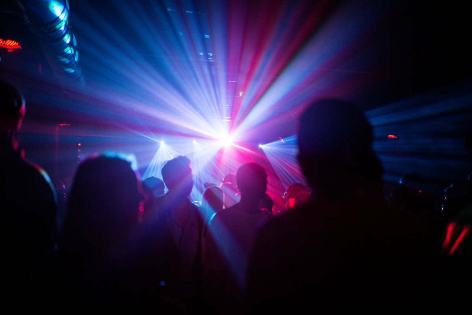 Unter strengen Auflagen dürfen ab Donnerstag in Hessen auch wieder Diskotheken und Clubs öffnen. (Symbolbild)