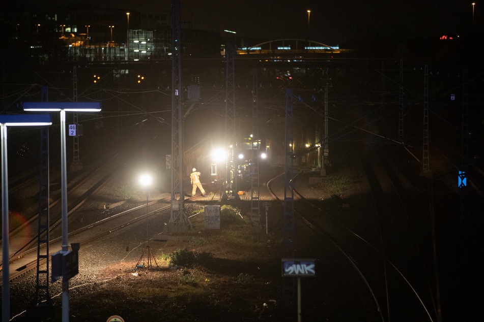 Einsatzkräfte befreiten am Samstagabend 21 Menschen aus einem Zug, der in einer Unterführung in Düsseldorf-Unterrath steckengeblieben war.