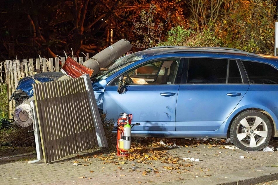 Offenbar kam der Škoda nach dem Unfall von der Straße ab.